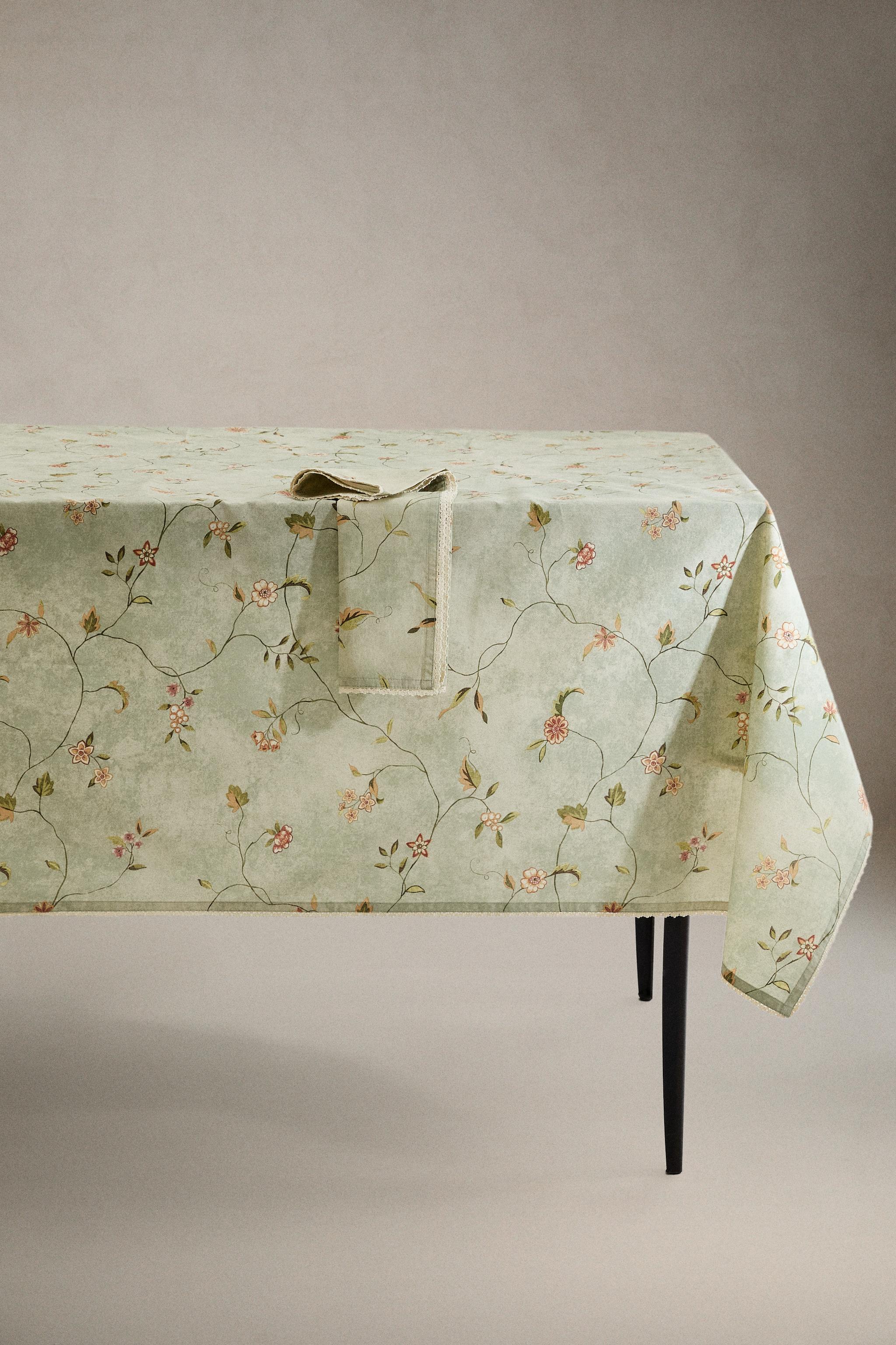FLORAL PRINT TABLECLOTH WITH LACE TRIM